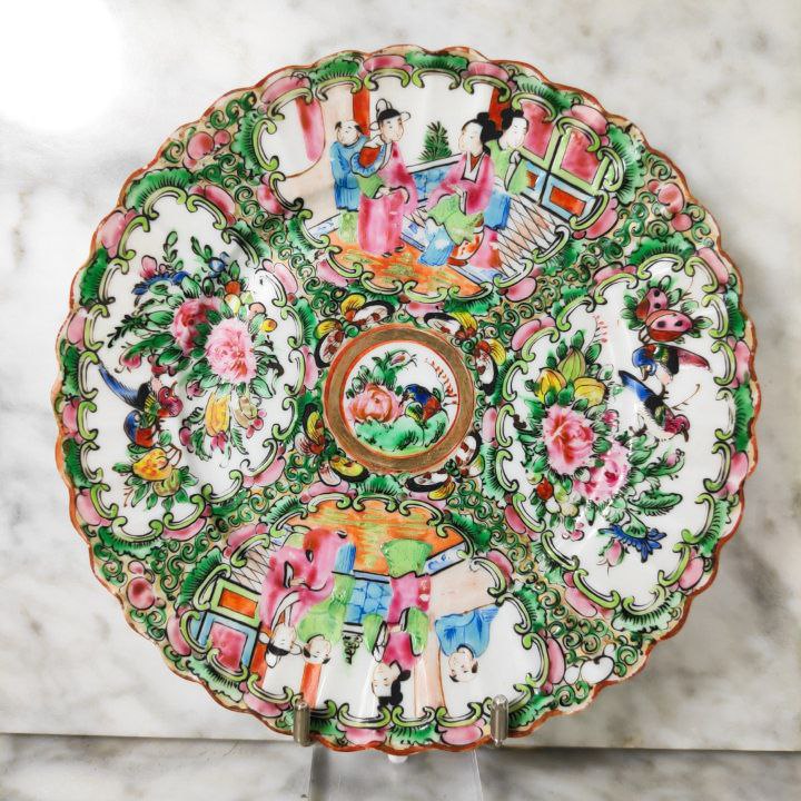 Plato chino de Cantón de porcelana, periodo Primera Republica China (1912-1949). Diámetro 18,5cm