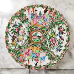 Plato chino de Cantón de porcelana, periodo Primera Republica China (1912-1949). Diámetro 18,5cm