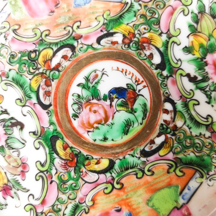 Plato chino de Cantón de porcelana, periodo Primera Republica China (1912-1949). Diámetro 18,5cm