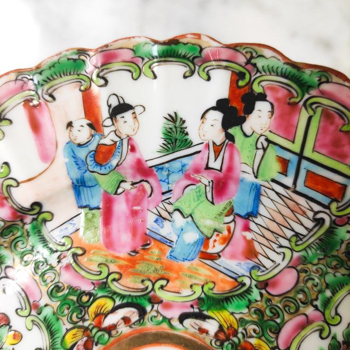 Plato chino de Cantón de porcelana, periodo Primera Republica China (1912-1949). Diámetro 18,5cm