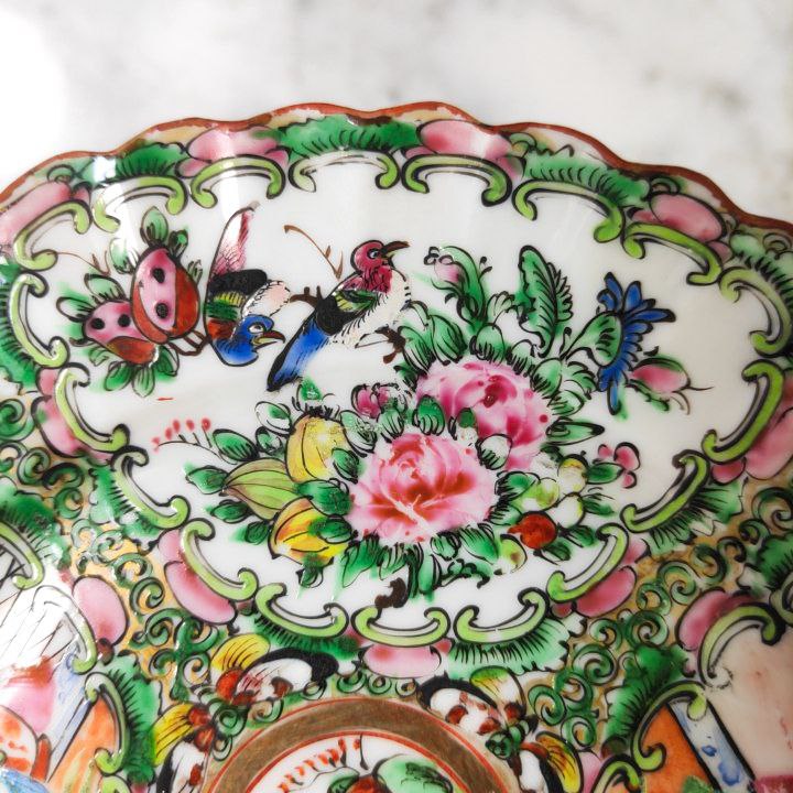 Plato chino de Cantón de porcelana, periodo Primera Republica China (1912-1949). Diámetro 18,5cm