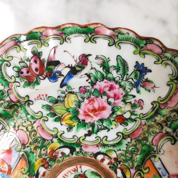 LOTE000102_05.jpg Plato chino de Cantón de porcelana, periodo Primera Republica China (1912-1949). Diámetro 18,5cm