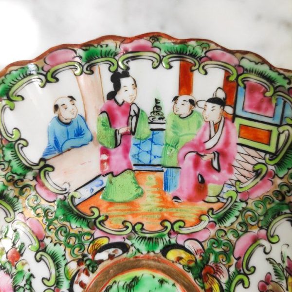 LOTE000102_06.jpg Plato chino de Cantón de porcelana, periodo Primera Republica China (1912-1949). Diámetro 18,5cm