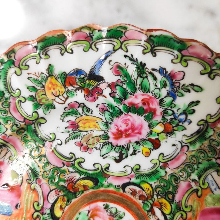 Plato chino de Cantón de porcelana, periodo Primera Republica China (1912-1949). Diámetro 18,5cm
