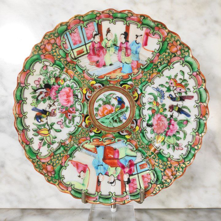 Plato chino de Cantón de porcelana, periodo Primera Republica China (1912-1949). Diámetro 19cm