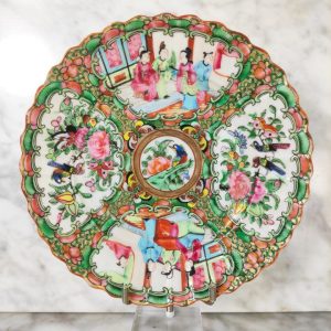 Plato chino de Cantón de porcelana, periodo Primera Republica China (1912-1949). Diámetro 19cm