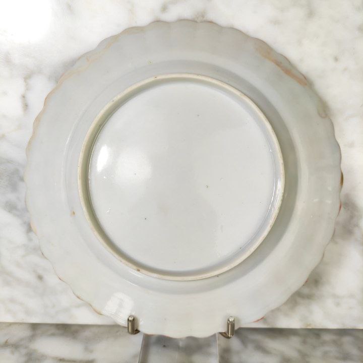 Plato chino de Cantón de porcelana, periodo Primera Republica China (1912-1949). Diámetro 19cm