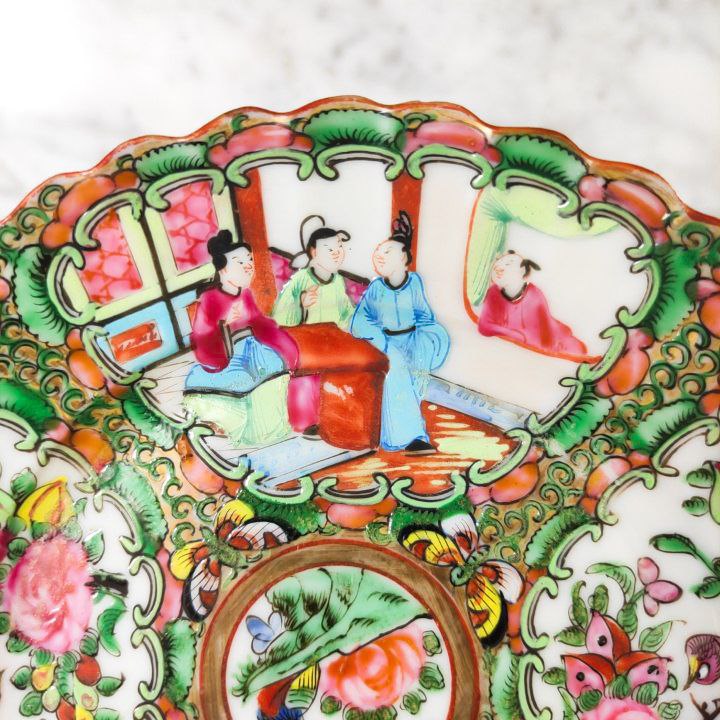 Plato chino de Cantón de porcelana, periodo Primera Republica China (1912-1949). Diámetro 19cm