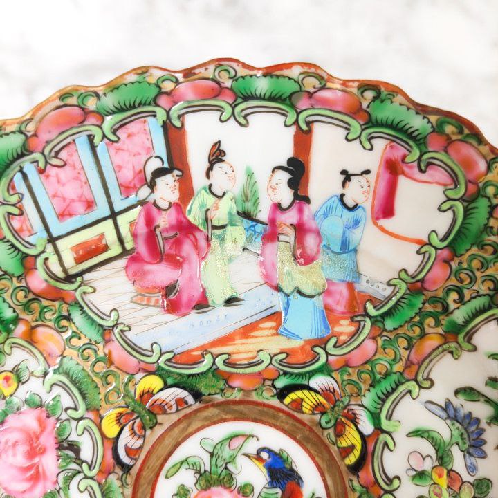 Plato chino de Cantón de porcelana, periodo Primera Republica China (1912-1949). Diámetro 19cm