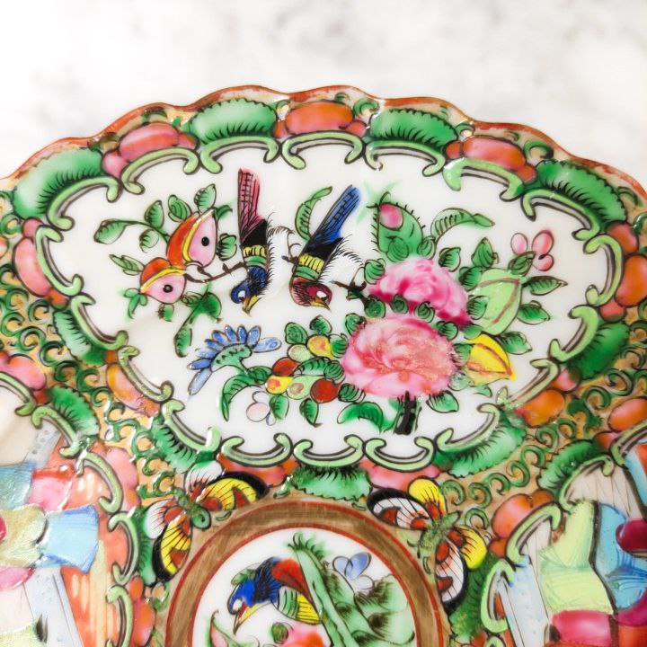 Plato chino de Cantón de porcelana, periodo Primera Republica China (1912-1949). Diámetro 19cm