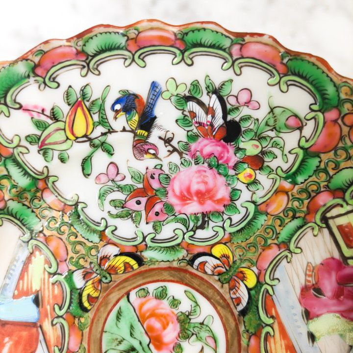 Plato chino de Cantón de porcelana, periodo Primera Republica China (1912-1949). Diámetro 19cm