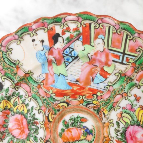 LOTE000104_03.jpg Plato chino de Cantón de porcelana, periodo Primera Republica China (1912-1949). Diámetro 18,5cm