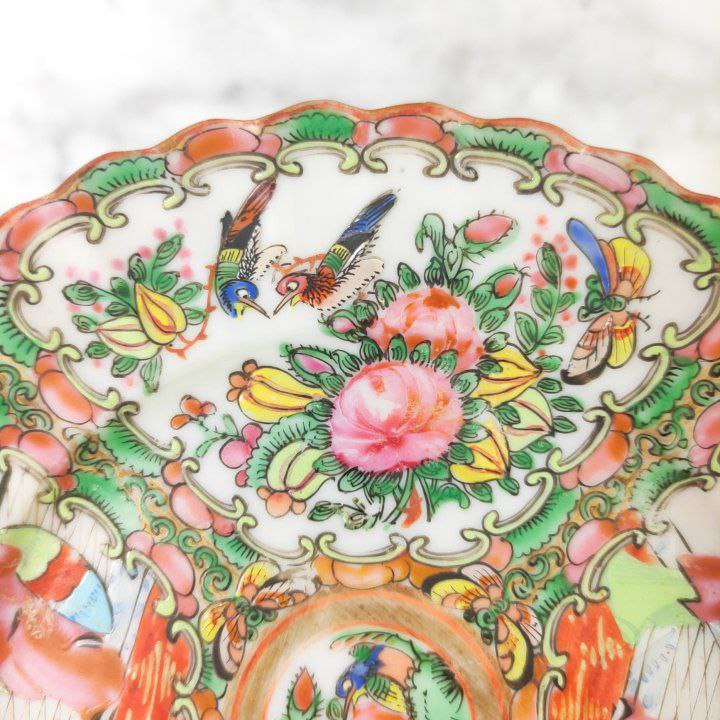Plato chino de Cantón de porcelana, periodo Primera Republica China (1912-1949). Diámetro 18,5cm