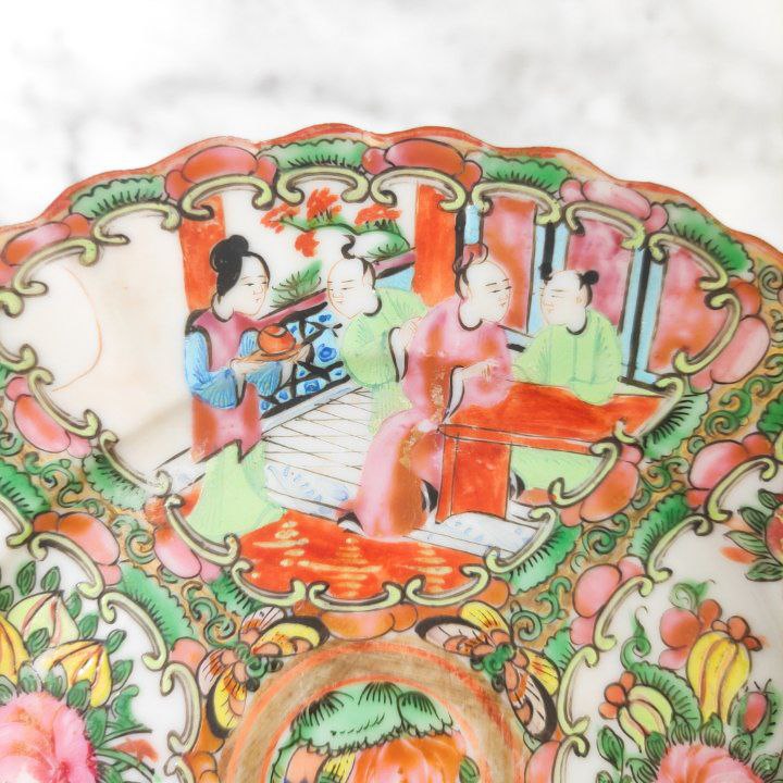 Plato chino de Cantón de porcelana, periodo Primera Republica China (1912-1949). Diámetro 18,5cm