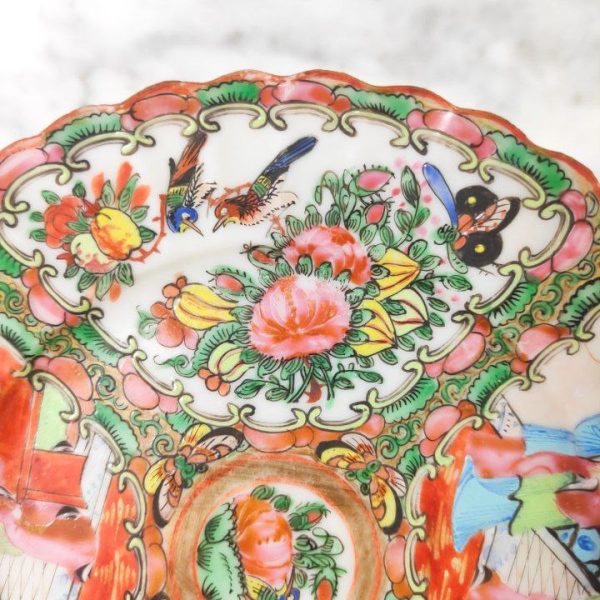 LOTE000104_06.jpg Plato chino de Cantón de porcelana, periodo Primera Republica China (1912-1949). Diámetro 18,5cm