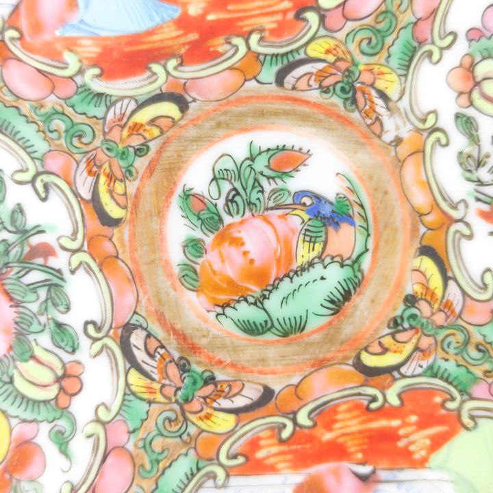 Plato chino de Cantón de porcelana, periodo Primera Republica China (1912-1949). Diámetro 18,5cm
