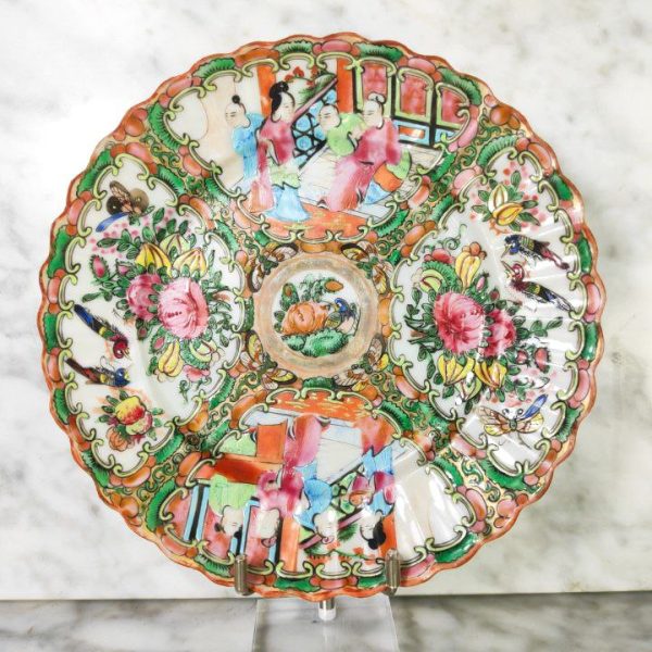 LOTE000105_01.jpg Plato chino de Cantón de porcelana, periodo Primera Republica China (1912-1949). D: 18,5cm