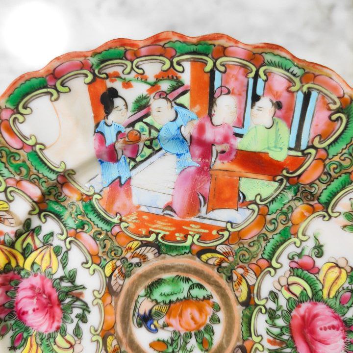 Plato chino de Cantón de porcelana, periodo Primera Republica China (1912-1949). D: 18,5cm