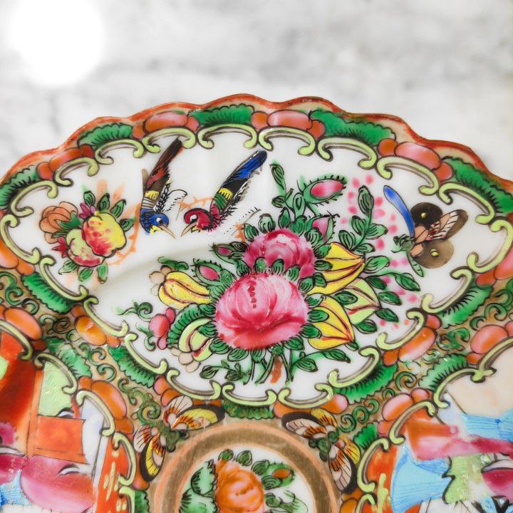 Plato chino de Cantón de porcelana, periodo Primera Republica China (1912-1949). D: 18,5cm