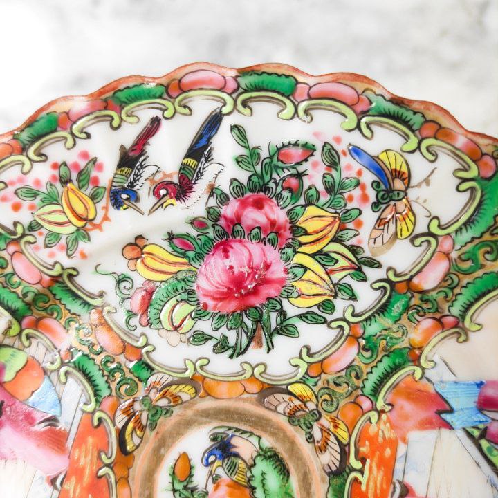 Plato chino de Cantón de porcelana, periodo Primera Republica China (1912-1949). D: 18,5cm