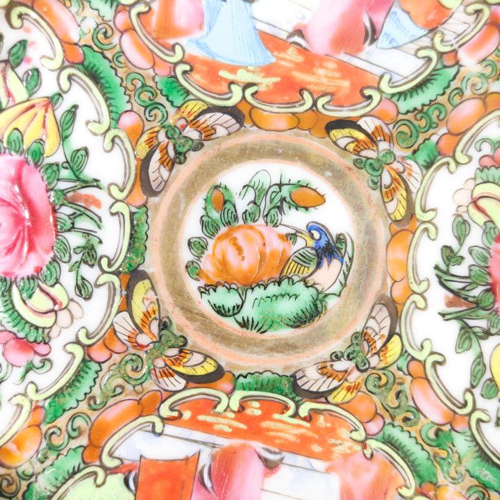 Plato chino de Cantón de porcelana, periodo Primera Republica China (1912-1949). D: 18,5cm