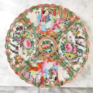 Plato chino de Cantón de porcelana, periodo Primera Republica China (1912-1949). D: 18,5cm