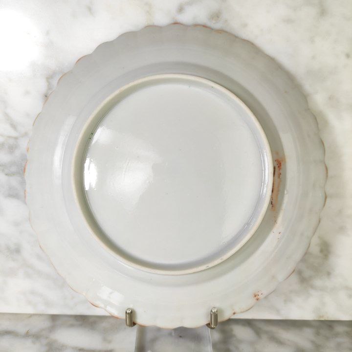 Plato chino de Cantón de porcelana, periodo Primera Republica China (1912-1949). D: 18,5cm