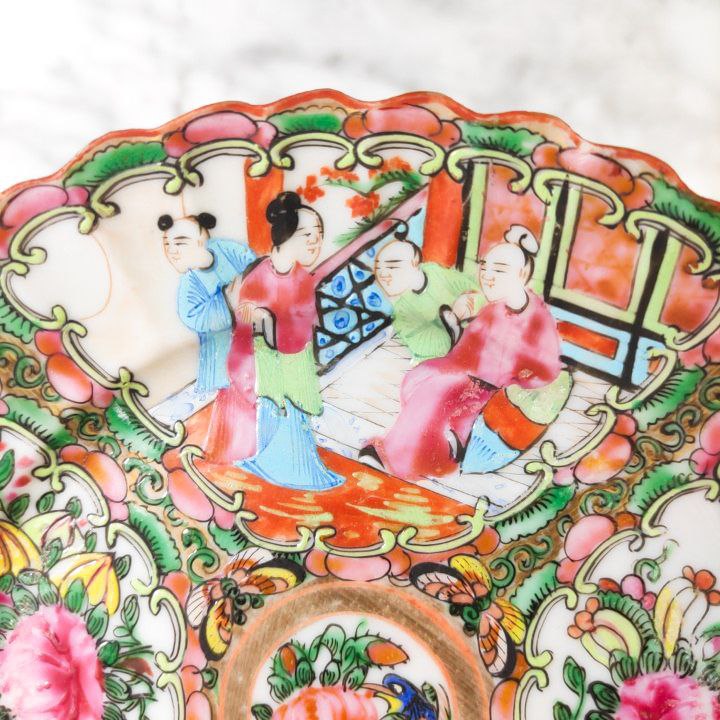 Plato chino de Cantón de porcelana, periodo Primera Republica China (1912-1949). D: 18,5cm