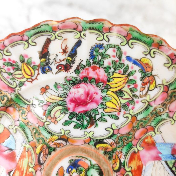 Plato chino de Cantón de porcelana, periodo Primera Republica China (1912-1949). D: 18,5cm