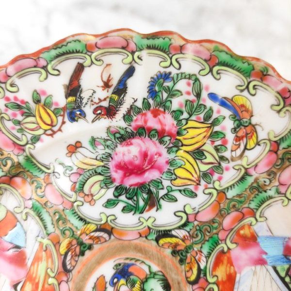 LOTE000106_04.jpg Plato chino de Cantón de porcelana, periodo Primera Republica China (1912-1949). D: 18,5cm