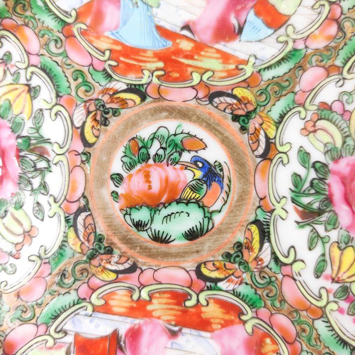 Plato chino de Cantón de porcelana, periodo Primera Republica China (1912-1949). D: 18,5cm