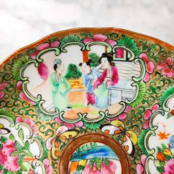 LOTE000107_03.jpg Plato de té Chino de porcelana Rose medallion Cantón Periodo Tongzhi (1862-1874)