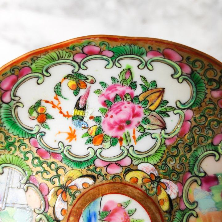 Plato de té Chino de porcelana Rose medallion Cantón Periodo Tongzhi (1862-1874)