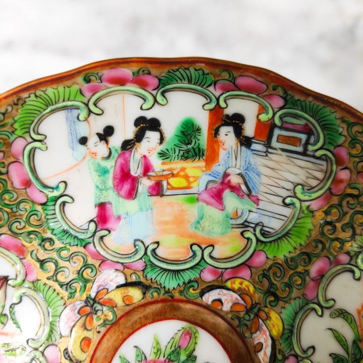 Plato de té Chino de porcelana Rose medallion Cantón Periodo Tongzhi (1862-1874)