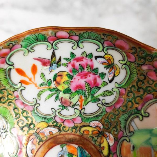 LOTE000107_06.jpg Plato de té Chino de porcelana Rose medallion Cantón Periodo Tongzhi (1862-1874)