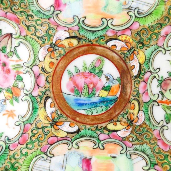 LOTE000107_07.jpg Plato de té Chino de porcelana Rose medallion Cantón Periodo Tongzhi (1862-1874)