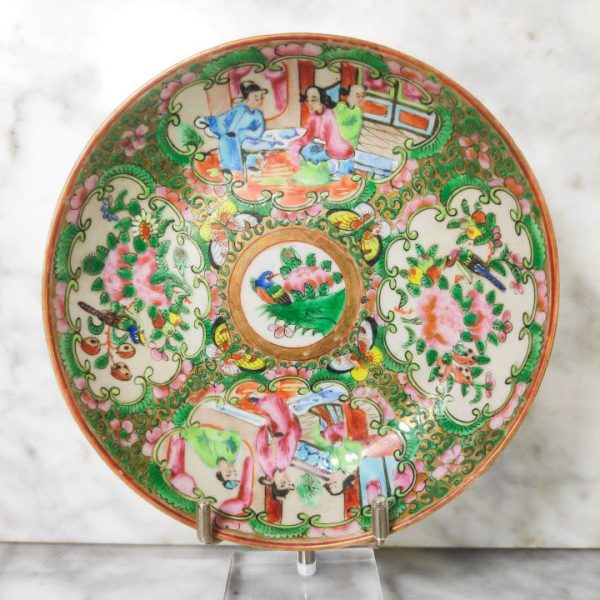 LOTE000108_01.jpg Plato de té Chino de porcelana Rose medallion Cantón Periodo Tongzhi (1875-1908)