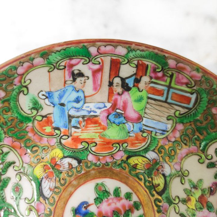 Plato de té Chino de porcelana Rose medallion Cantón Periodo Tongzhi (1875-1908)