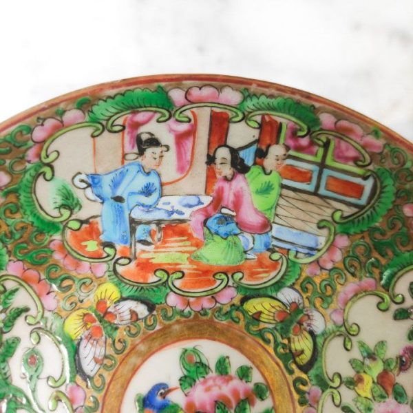 LOTE000108_03.jpg Plato de té Chino de porcelana Rose medallion Cantón Periodo Tongzhi (1875-1908)