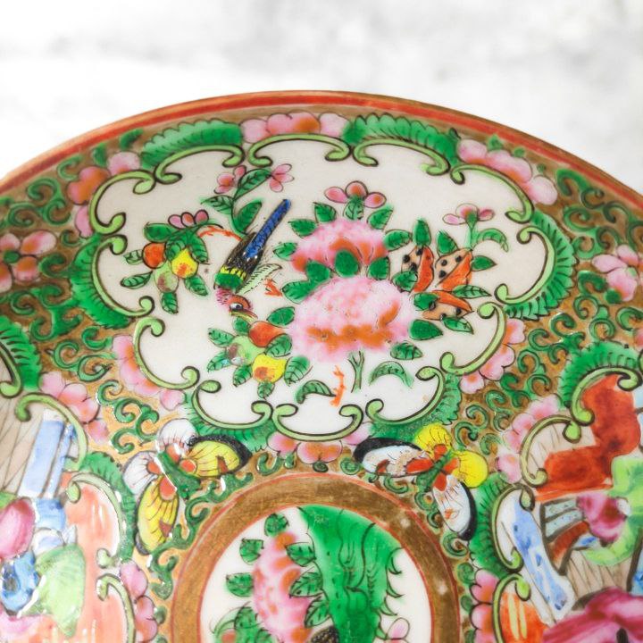 Plato de té Chino de porcelana Rose medallion Cantón Periodo Tongzhi (1875-1908)
