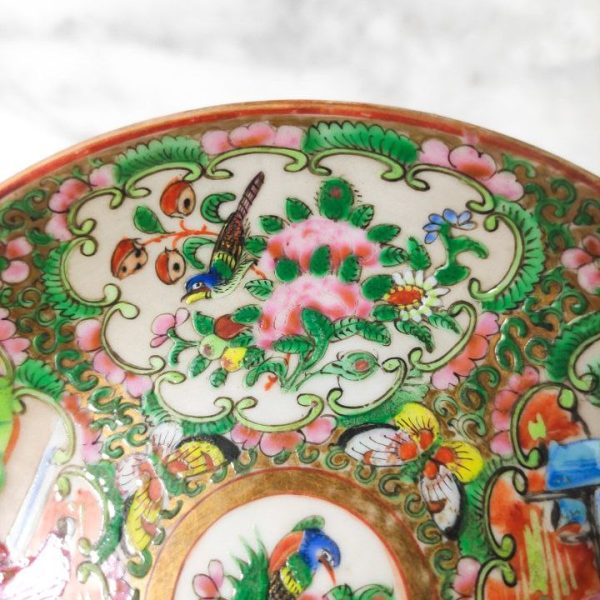 LOTE000108_06.jpg Plato de té Chino de porcelana Rose medallion Cantón Periodo Tongzhi (1875-1908)