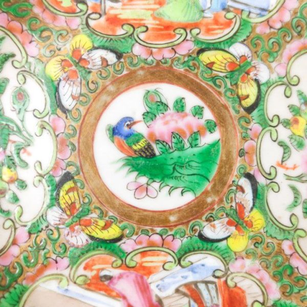 LOTE000108_07.jpg Plato de té Chino de porcelana Rose medallion Cantón Periodo Tongzhi (1875-1908)