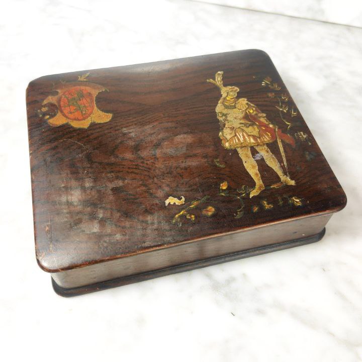 Caja de madera policromada con caballero y bandera de León, España