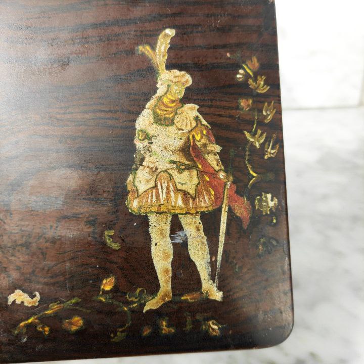 Caja de madera policromada con caballero y bandera de León, España