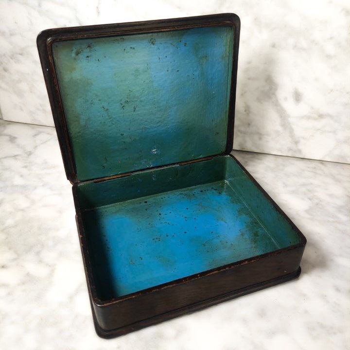 Caja de madera policromada con caballero y bandera de León, España