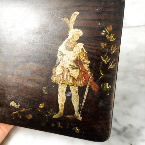 Caja de madera policromada con caballero y bandera de León, España