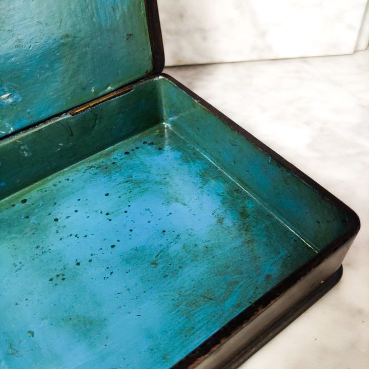 Caja de madera policromada con caballero y bandera de León, España