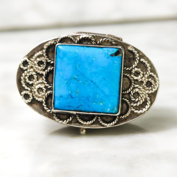 Cajita de plata con turquesa cuadrada encima 22g