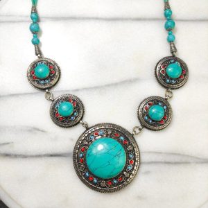 Collar estilo Tibetano perlas de vidrio rojas y azules