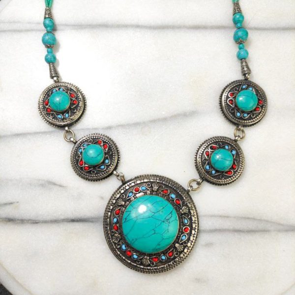 Collar estilo Tibetano perlas de vidrio rojas y azules